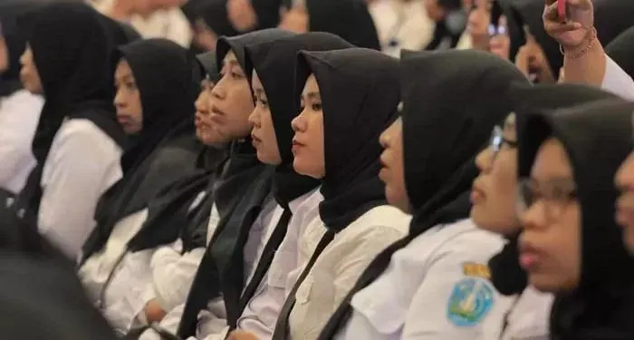 Kebijakan pemerintah kali ini berisi pengangkatan tenaga honorer menjadi Pegawai Pemerintah dengan Perjanjian Kerja (PPPK) paruh waktu.