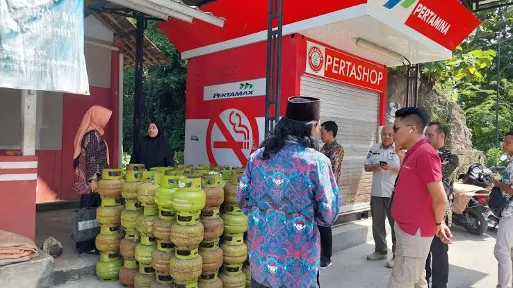 Pemerintah kembali mengizinkan pengecer untuk menjual gas LPG 3 kg bersubsidi setelah sebelumnya sempat dibatasi.