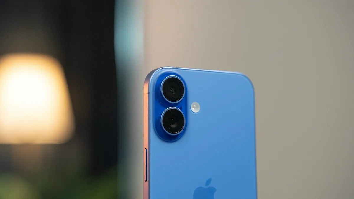 iPhone 16 reguler.