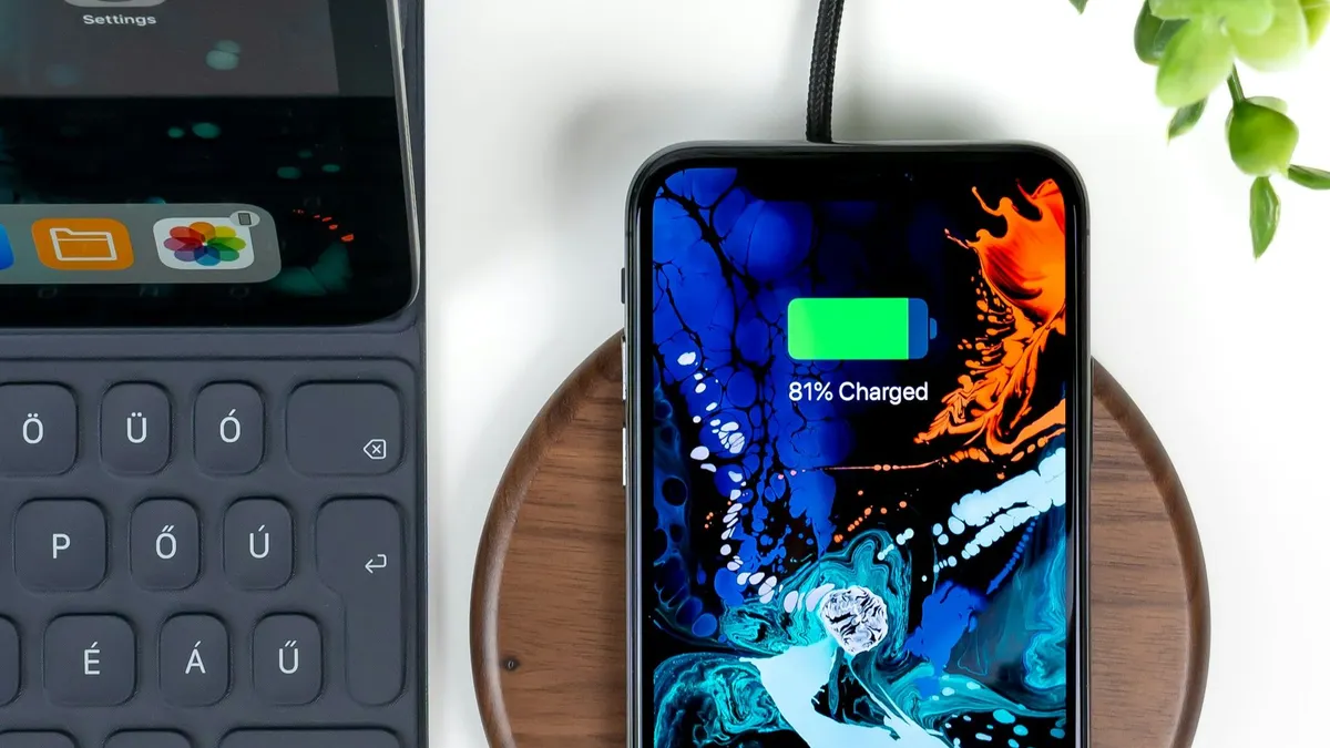 Ilustrasi menghemat baterai iPhone.