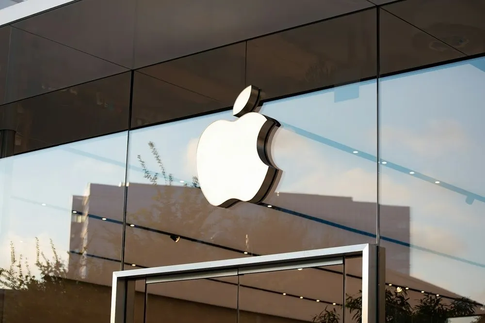 Apple berencana melakukan investasi spektakuler di Indonesia dengan pembangunan pabrik senilai 1 miliar US dolar (setara Rp15,9 triliun).