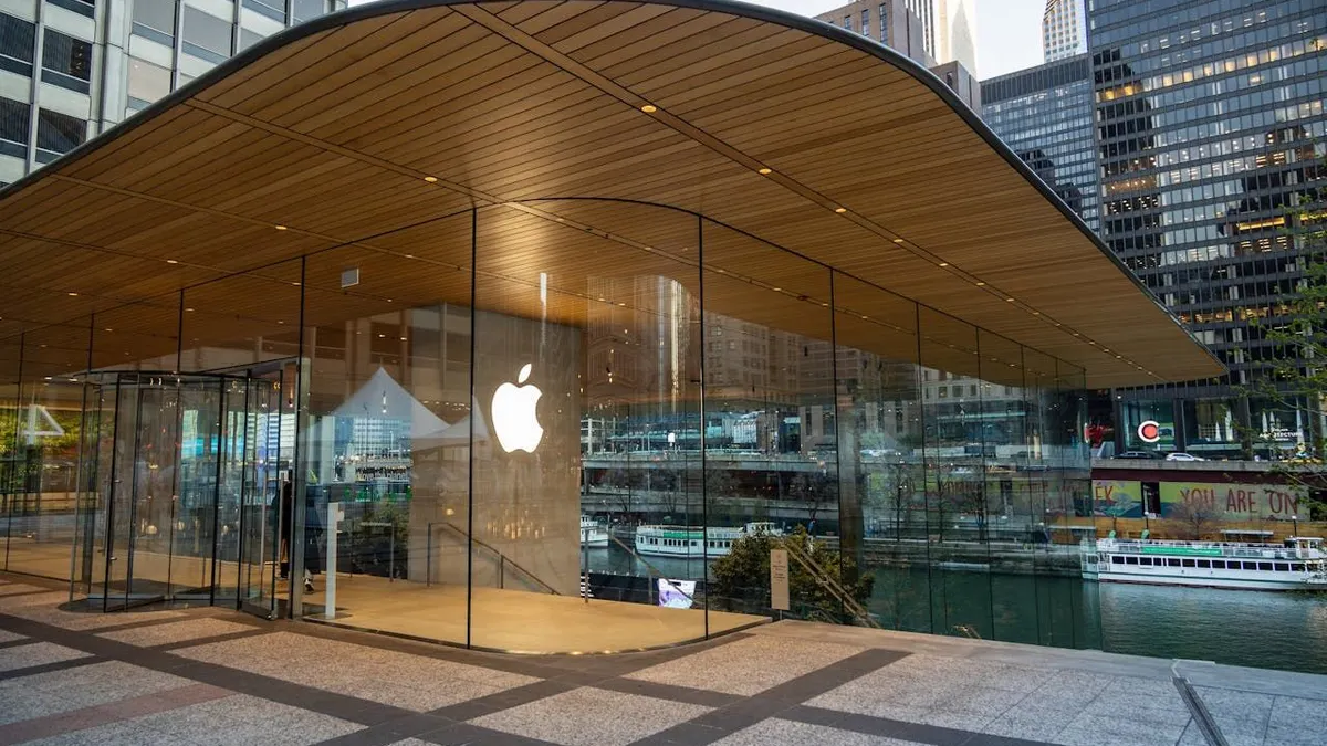 Apple baru-baru ini menawarkan investasi senilai 100 juta dolar AS (sekitar 1,5 triliun rupiah) untuk dapat menjual iPhone 16 di Indonesia.