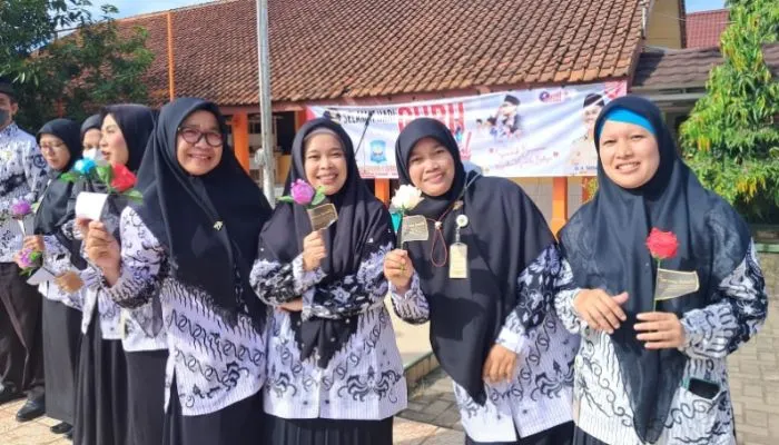 Ilustrasi guru | Pengumuman kenaikan gaji guru ASN dan non ASN disampaikan langsung oleh Presiden dalam acara Hari Guru Nasional di Jakarta Timur.
