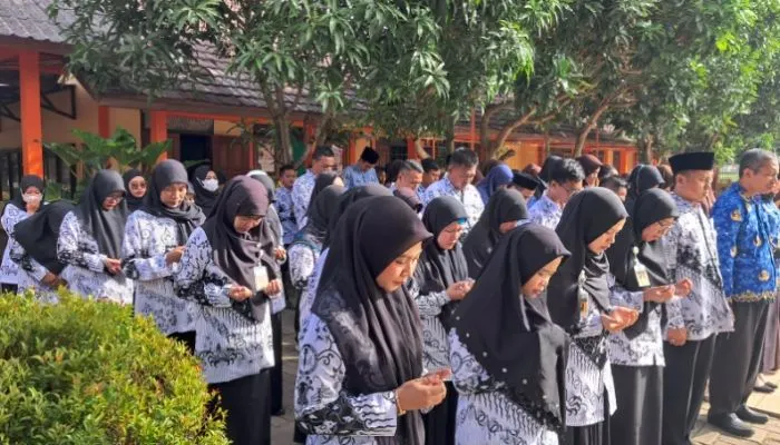 Ilustrasi guru | Setelah lulus sertifikasi atau PPG, guru harus mendaftar ke Dinas Pendidikan setempat untuk mendapatkan tunjangan sertifikasi.