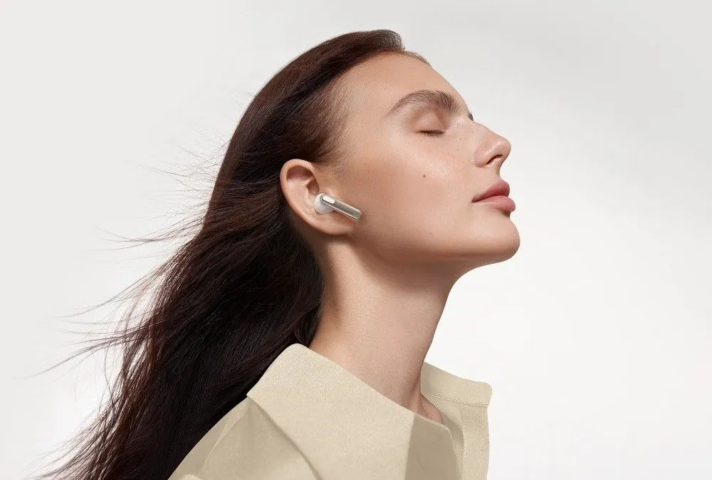 HUAWEI FreeBuds SE 3 ini membawa kapasitas baterai yang diklaim mampu bertahan hingga 42 jam dengan charging case.