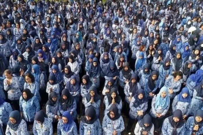 Masyarakat Indonesia juga semakin antusias untuk mendaftar seleksi CPNS tahun depan setelah adanya kabar rencana kenaikan gaji PNS.