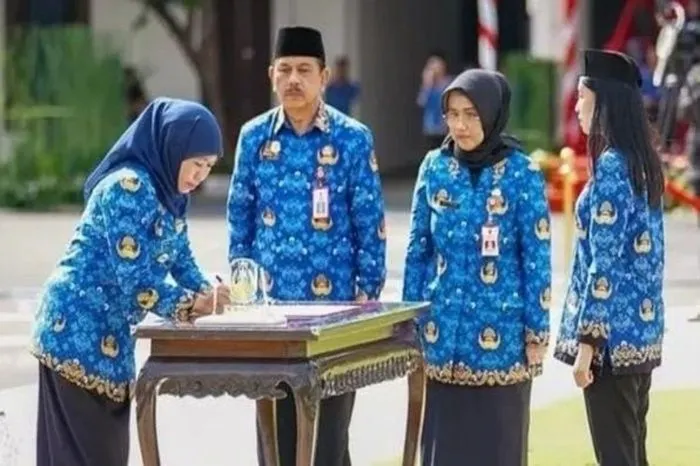 Wajib diketahui terlebih dahulu bahwa nilai skor akhir ditentukan dari kombinasi atau gabungan 40 persen nilai SKD dan 60 persen nilai SKB.