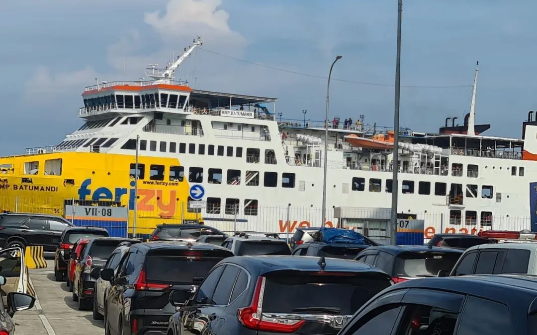 Pengguna jasa juga dihimbau untuk melakukan reservasi tiket melalui aplikasi Ferizy dan datang ke pelabuhan sesuai jadwal keberangkatan.