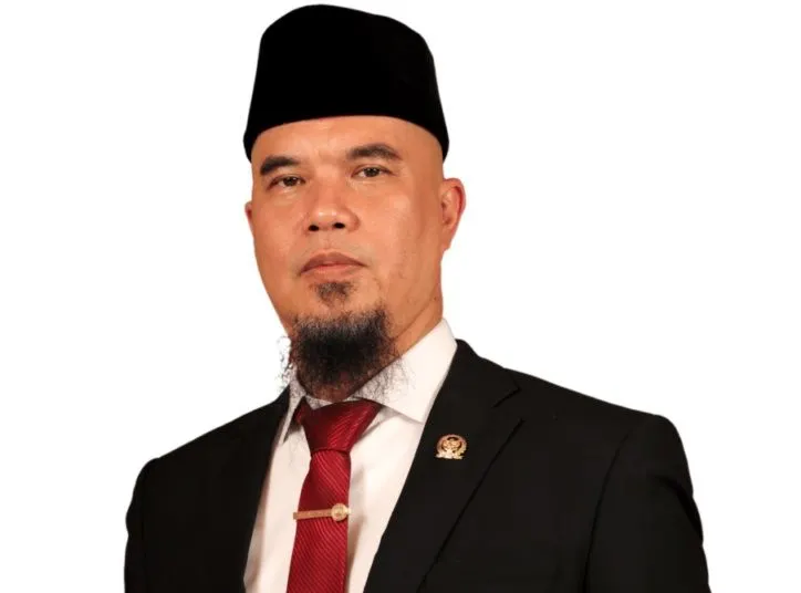 Ahmad Dhani dilaporkan oleh musisi Rayen Pono ke MKD DPR RI akibat memplesetkan namanya.