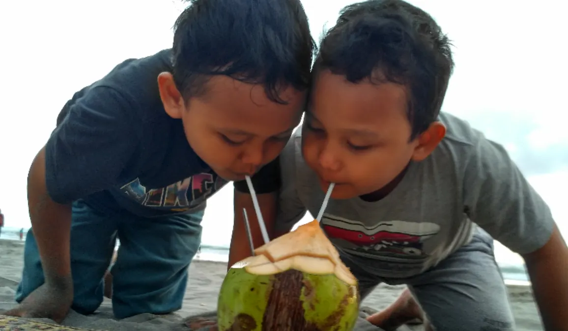 Minum Air Kelapa