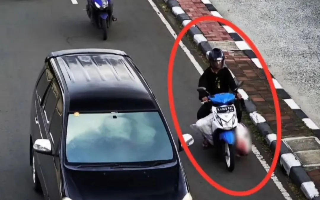 Pelaku berinisial N alias R (23) diketahui membawa mayat korban menggunakan sepeda motor sebelum akhirnya dibuang.