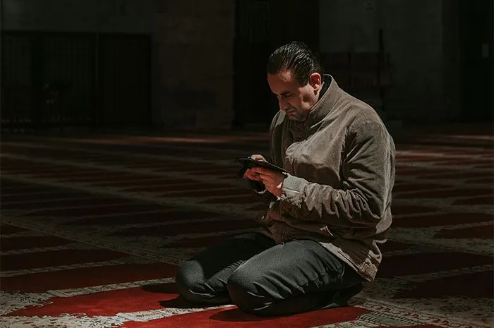 Apa sebenarnya malam Lailatul Qadar? Kapan terjadinya? Dan doa apa yang dianjurkan untuk dibaca pada malam tersebut? Yuk, kita bahas!