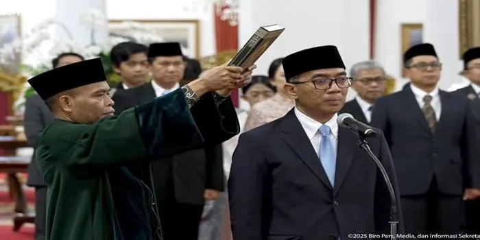 Presiden Prabowo melakukan perombakan kabinet dengan mengganti Menteri Pendidikan Tinggi, Sains, dan Teknologi. 