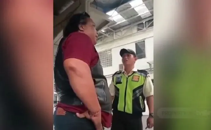 Mendekati perayaan Idul Fitri 1446 H, aksi anggota sejumlah ormas yang menuntut diberikan THR dari sejumlah tempat usaha ramai di jagat maya