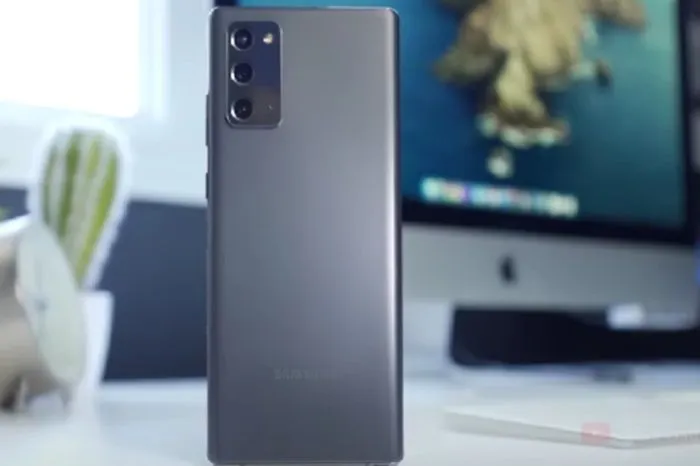 Samsung Galaxy Note 20 adalah salah satu HP mantan flagship terbaik Rp3 Jutaan yang masih worth it dibeli akhir tahun 2024 ini.