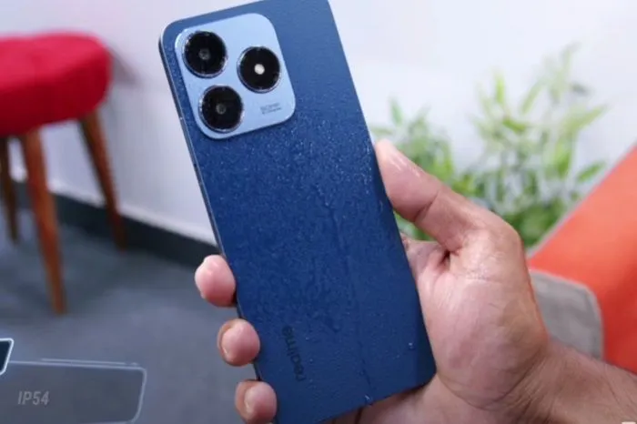Realme C63 dibanderol di harga kurang dari Rp2 jutaan ini sudah mempunyai sertifikasi IP54 sehingga membuatnya tahan debu dan percikan air.