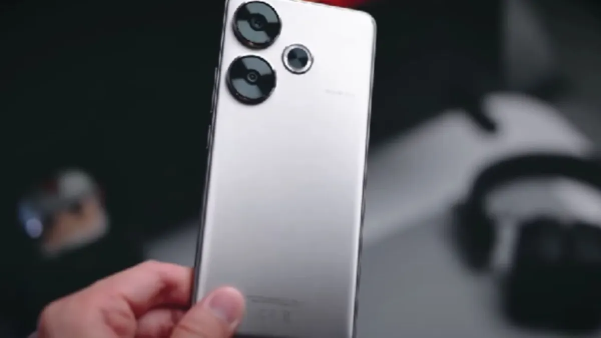POCO F6.