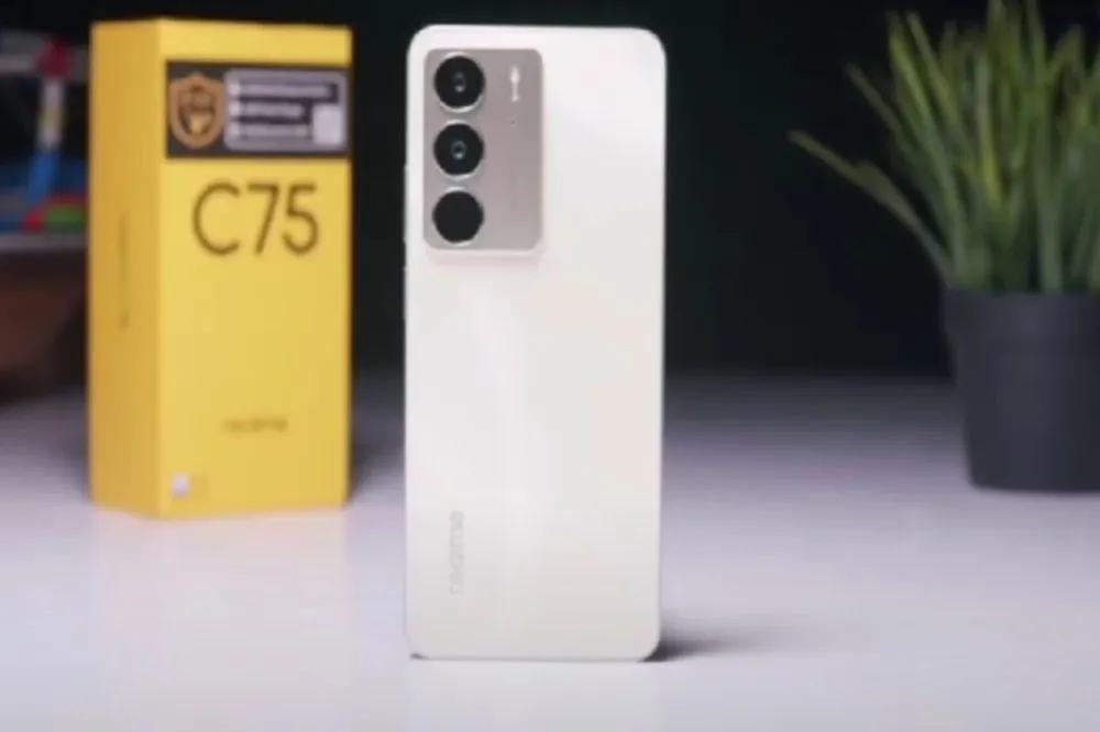 Hadir dengan menonjolkan bagian daya tahannya, Realme C75 disebut sudah tahan banting dan tahan air berkat sertifikasi IP69.