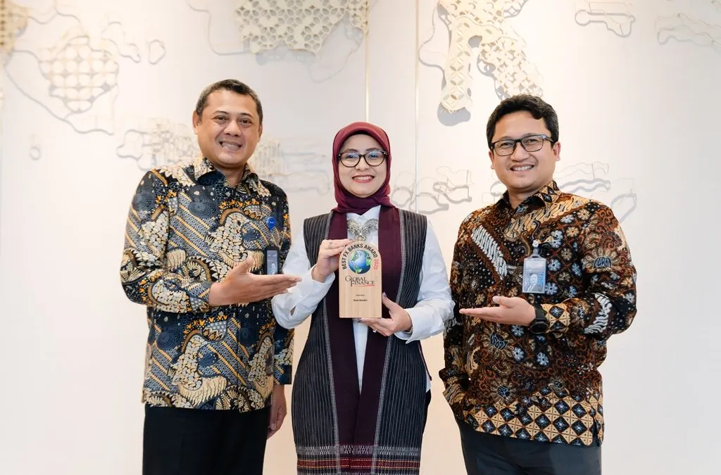 Direktur Treasury & International Banking Bank Mandiri, Eka Fitria, saat menerima penghargaan.