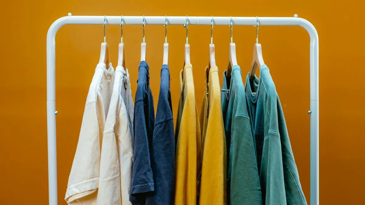 Dalam memilih baju, satu hal yang perlu diperhatikan adalah apakah warna baju tersebut cocok dengan warna kulit kita.