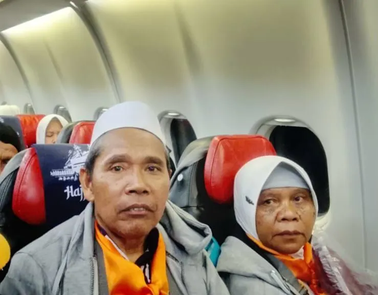 Damiah Suwaryo yang berusia 66 tahun menghembuskan nafas terakhir sesat setelah pesawat mendarat di bandara setelah menempuh penerbangan.