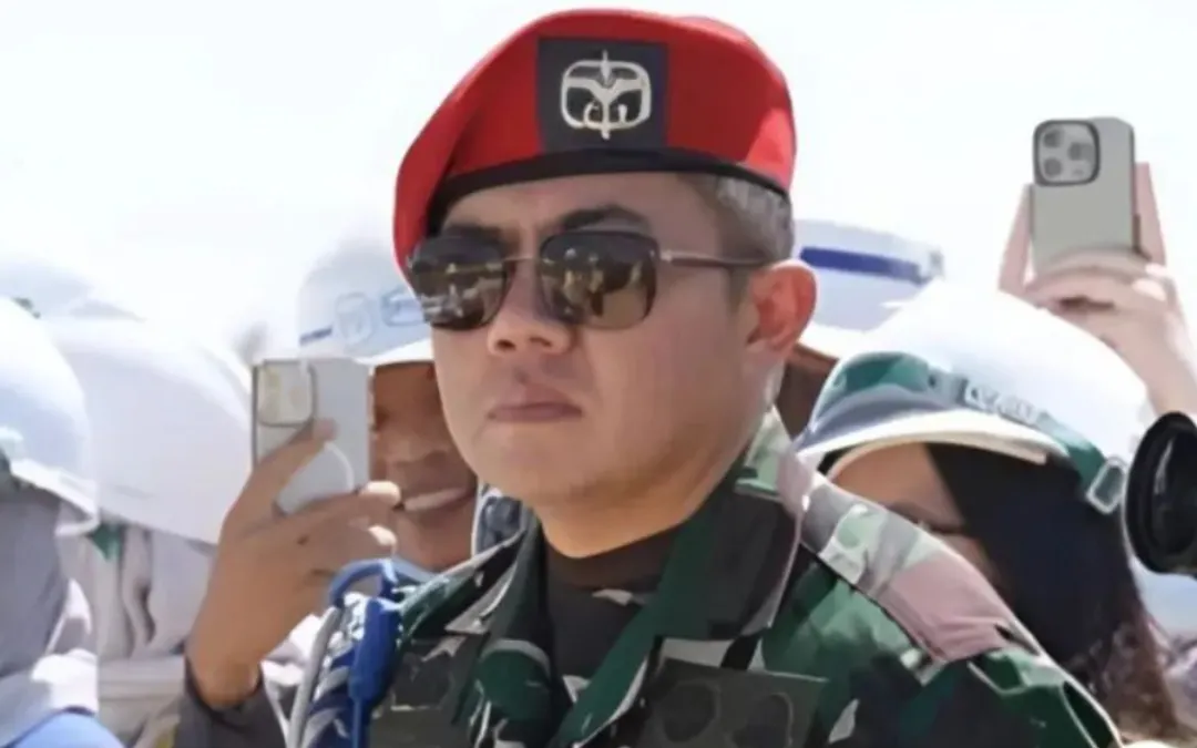 Mayor Teddy membantu seorang anak yang kejang saat berada di kemacetan rest area dari Jakarta ke arah Merak.