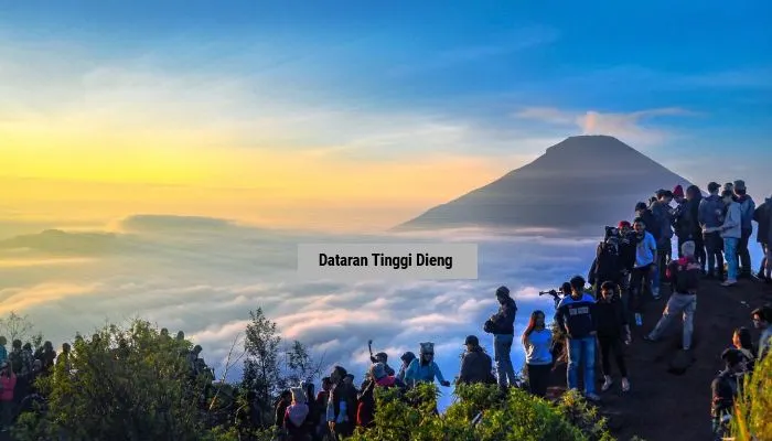 Dataran Tinggi Dieng merupakan sebuah kawasan di Banjarnegara, Jawa Tengah yang menawarkan pesona alam luar biasa dan pengalaman budayanya.