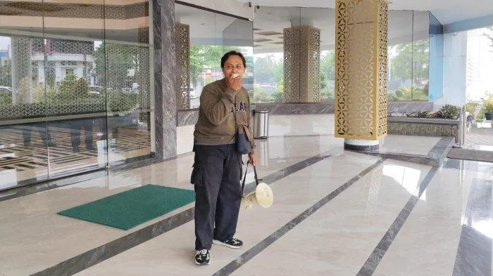Edwin Septian menuntut keadilan di depan lobi RSUD Karawang atas kematian bayinya.