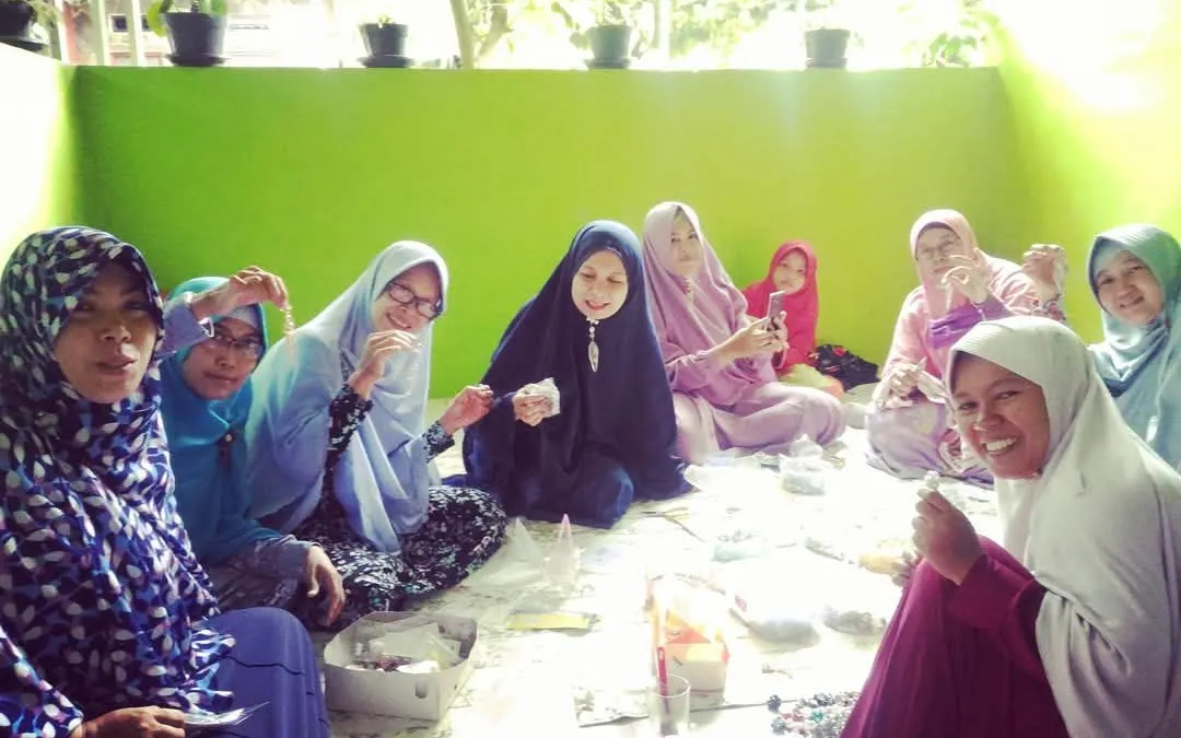 Feni Parhaeni (kanan berkurudung putih) telah menekuni usaha pembuatan bros selama kurang lebih tujuh tahun terakhir di bawah nama B-Craft.