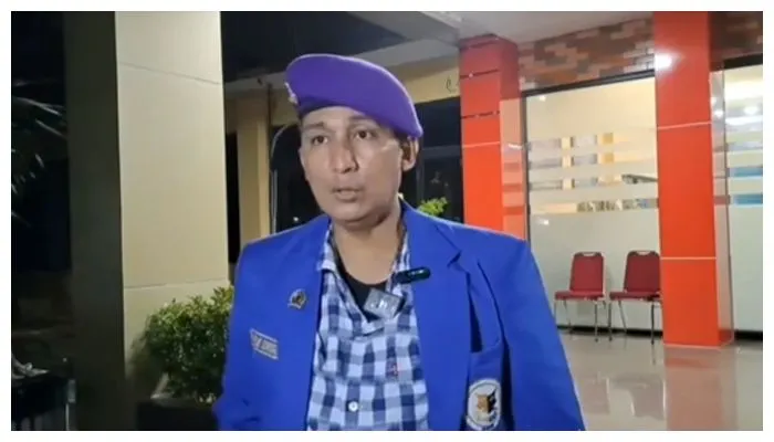 Firdaus Oiwobo, pengacara ternama yang menjadi kuasa hukum Novi mengungkapkan kekecewaan serta kemarahannya atas keputusan Novi untuk menambah tim kuasa hukum.
