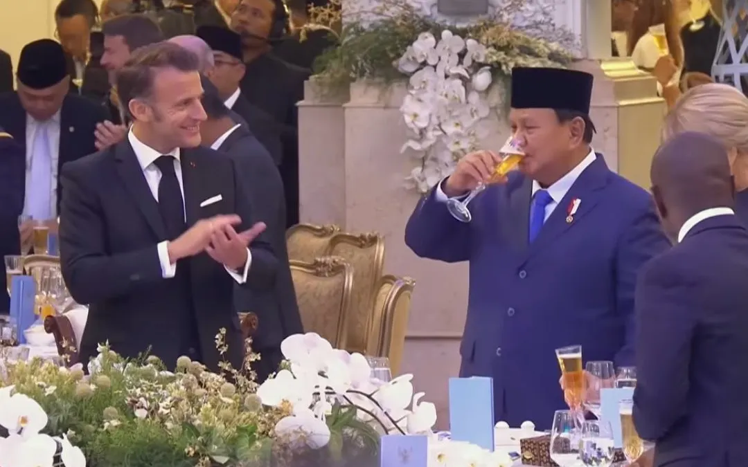 Setkab berikan klarifikasi beredarnya video yang memperlihatkan Presiden Prabowo Subianto dan Presiden Prancis Emmanuel Macron sedang meneguk minuman berwarna kekuningan dalam jamuan makan malam kenegaraan.