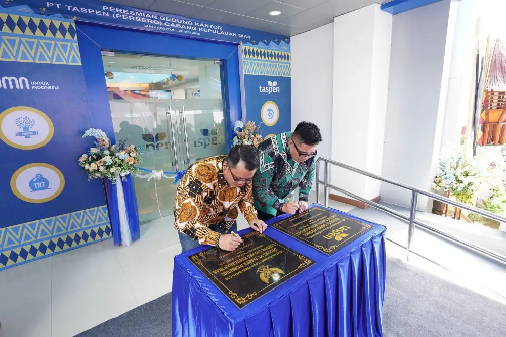 Direktur Utama TASPEN Rony Hanityo Aprianto bersama Wali Kota Gunungsitoli Sowa&rsquo;a Laoli di TASPEN Kantor Cabang Kepulauan Nias. (Taspen)