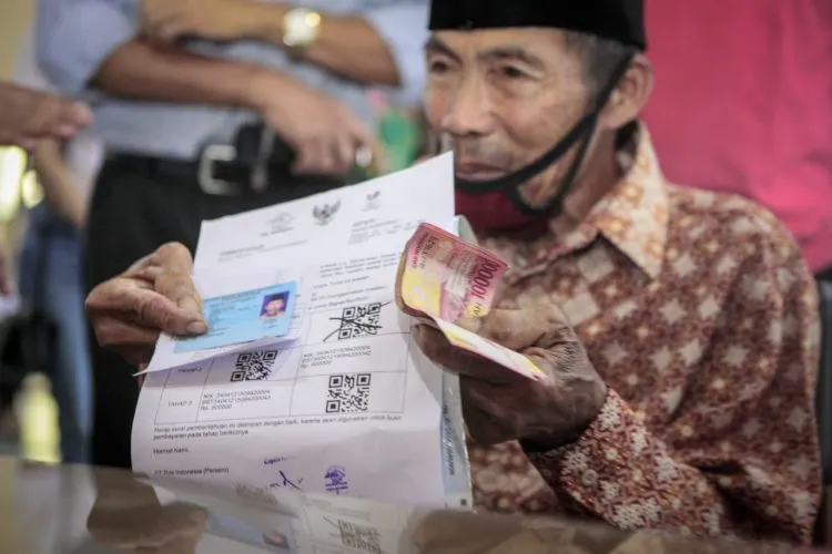 Untuk menjadi penerima manfaat PKH dan BPNT, masyarakat harus memenuhi syarat-syarat yang telah ditetapkan oleh pemerintah.