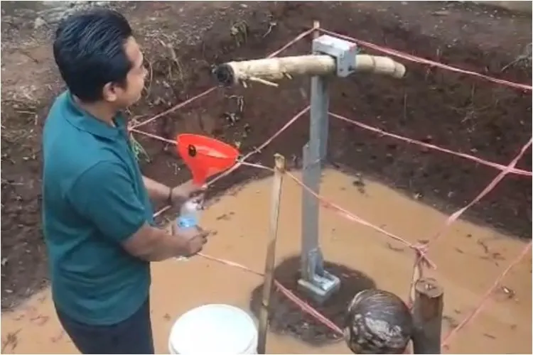 Bambu petuk mengeluarkan air tanpa selang atau pipa di Desa Cikaroya Kecamatan Warungkondang Kabupaten Cianjur.