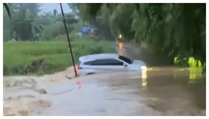 Mobil Terseret Arus Banjir di Bekasi