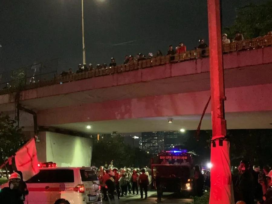 Masyarakat Kembali Turun ke Jalan, Aksi Cabut UU TNI dan Tolak RUU Polri Masih Berlangsung di Gedung DPR Jakarta