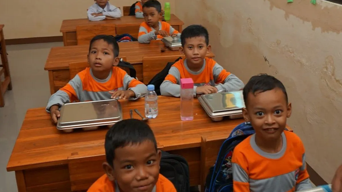 Kekhawatiran terhadap kelanjutan program MBG yang sebelumnya banyak siswa keracunan akibat makanan yang diberikan oleh pemerintah.