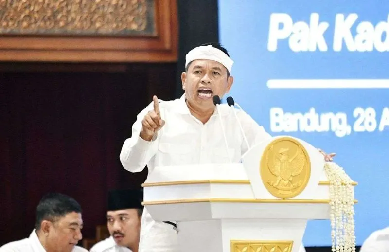 Gubernur Jawa Barat, Dedi Mulyadi, mendapat julukan 'Gubernur Konten' dari Gubernur Kalimantan Timur, Rudy Mas'ud, saat rapat bersama DPR RI