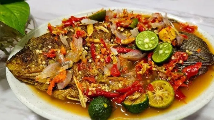 Orang Betawi memiliki kekayaan jenis makanan berkat hasil persilangan dari berbagai budaya seperti Arab, Tionghoa, Belanda, serta Portugis.