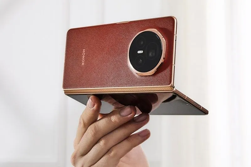 Samsung Galaxy Z Fold 6, Huawei Mate X6, hingga Honor Magic V3 muncul sebagai tiga pilihan HP lipat terbaik di pertengahan 2025.