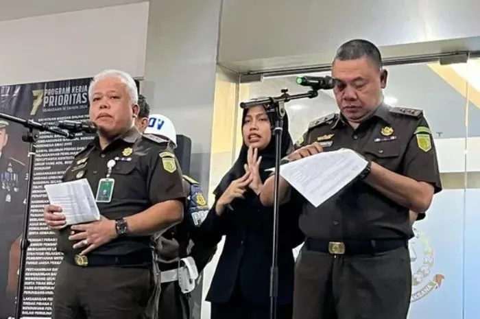 Kapuspenkum Kejagung Harli Siregar (kiri) menyampaikan keterangan dalam konferensi pers terkait dugaan korupsi tata kelola minyak, Senin 24 Februari 2025. (Dok. Puspenkum Kejagung)