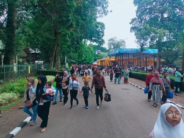 Taman Margasatwa Ragunan (TMR) menargetkan pengunjung Idul Fitri 600 ribu.