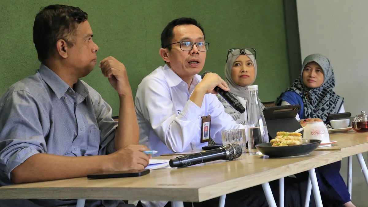 Kepala Direktorat Pengawas Perilaku Usaha Jasa Keuangan OJK Jawa Barat, Yuzirwan (kedua dari kiri), memaparkan materi seputar literasi keuangan dalam sesi Diskusi Jurnalis &quot;Ayo Ngobrol Uang&quot; yang mengangkat tema Literasi Keuangan dan Akses Pembiayaan Legal bagi Rakyat, Rabu, 2 Juli 2025, di Bahagia 