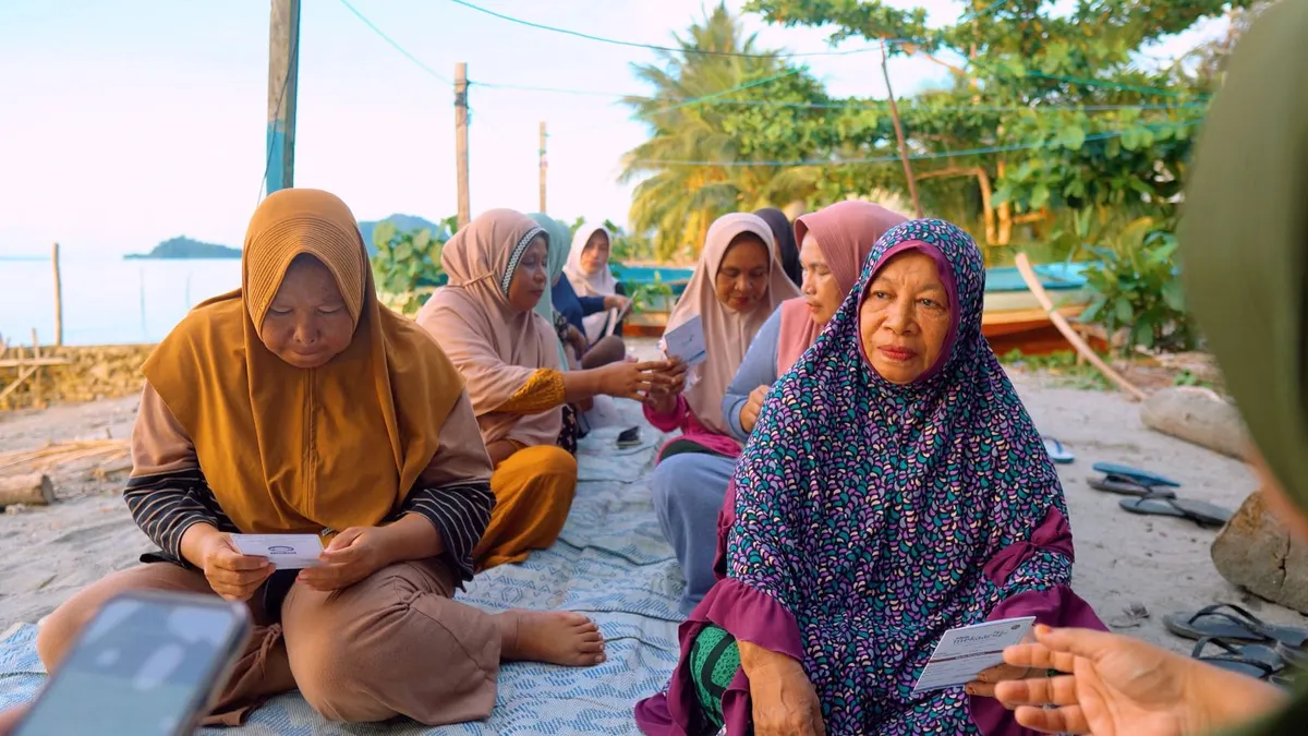 Membangun jejaring sosial, belajar mengolah keuangan, mengmbangkan usaha hingga memperkuat disiplin finansial dilakukan para nasabah PNM Mekaar tiap minggunya.