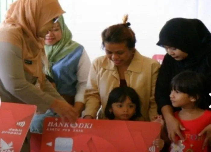 Banyak penerima KJP Plus yang kebingungan dengan data saldo yang ada pada ATM ternyata sering tidak sama dengan saldo yang ada pada buku tabungan atau buku rekening yang diserahkan pada penerima KJP Plus.