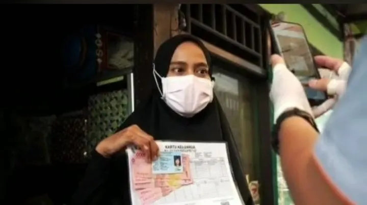 Untuk PKH, bantuan telah mulai dicairkan sejak awal Desember, diawali dengan bank BSI, kemudian diikuti oleh BRI, BNI, dan Mandiri.