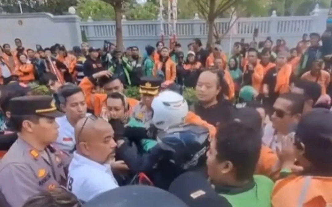 Pada 17 Februari 2025, pengemudi ojek daring (ojol) menggelar unjuk rasa besar-besaran di depan Kementerian Ketenagakerjaan (Kemnaker).