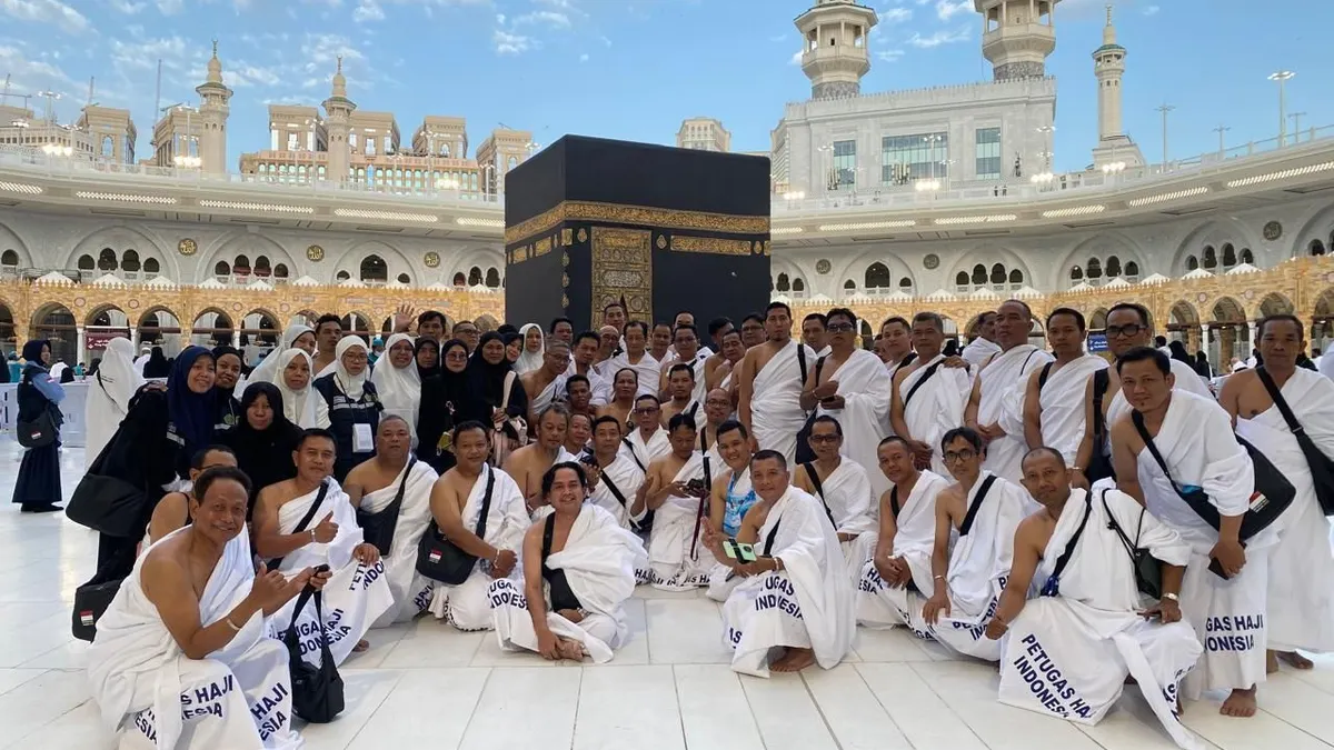 Bertemu ratusan petugas haji Indonesia di Masjidil Haram, Makkah pada Selasa 29 April 2025, Menteri Agama (Menag) Nasaruddin Berikan 4 pesan penting ini. 