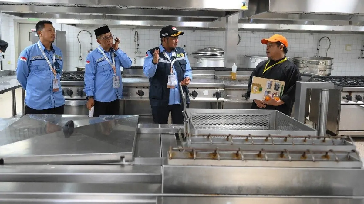 Kepala Daker Makkah Ali Machzumi (tengah) mengecek kesiapan salah satu dapur katering yang menyediakan makanan bagi jamaah calon haji Indonesia di Tadco Catering, Makkah, Arab Saudi, Jumat (9/5/2025). Sebanyak 55 dapur disiapkan di daerah Makkah untuk melayani kebutuhan makanan bagi 203.320 calon ha
