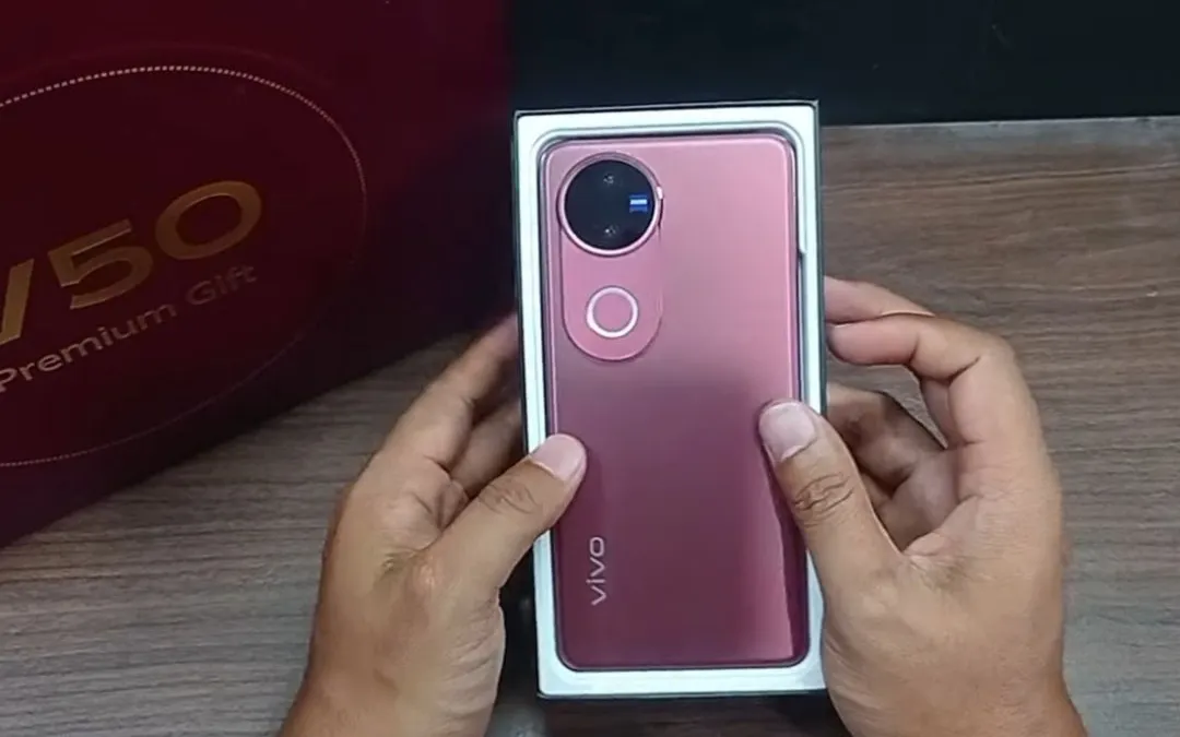 Vivo V50.